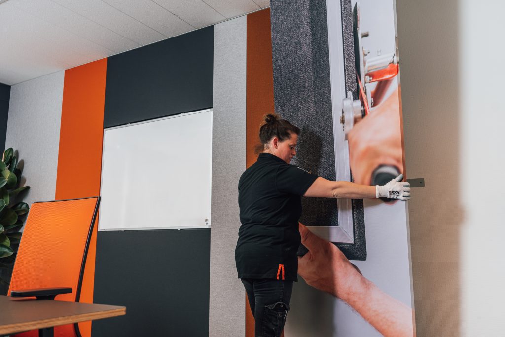 MUTE panelen waarvan het rechterpaneel een foto print heeft.