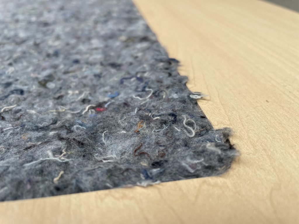 De binnenkant van een dUTCHCREEN product waarbij je gerecyclede materialen ziet zitten.