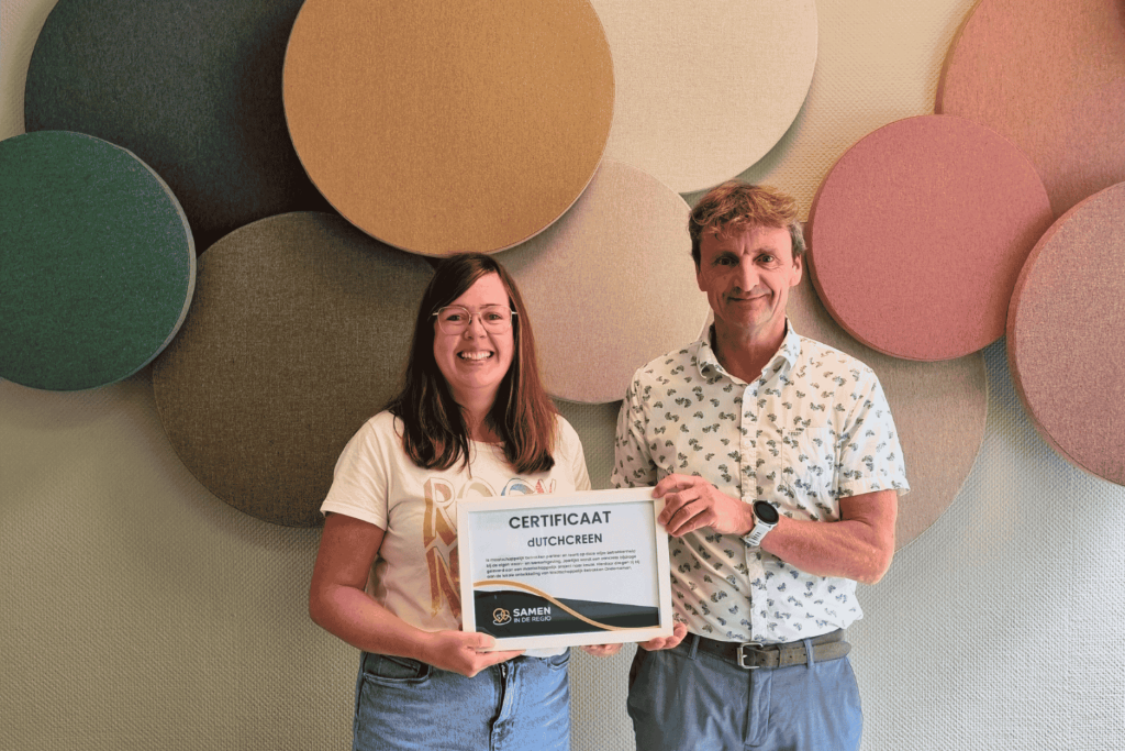 Manouk en Laurent van dUTCHCREEN met het certificaat voor de samenwerking met Samen in de Regio.